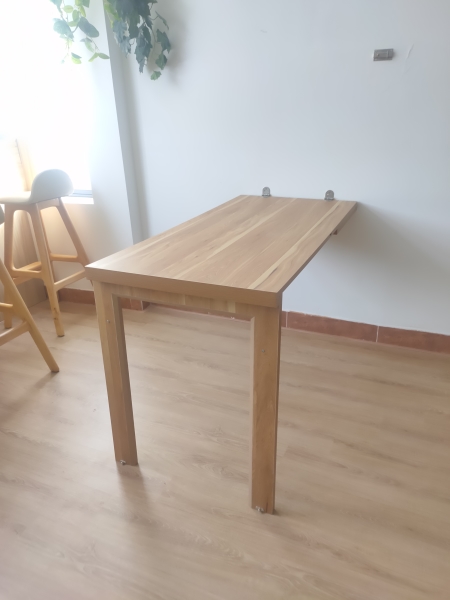 Bàn ăn treo tường tranh trang trí