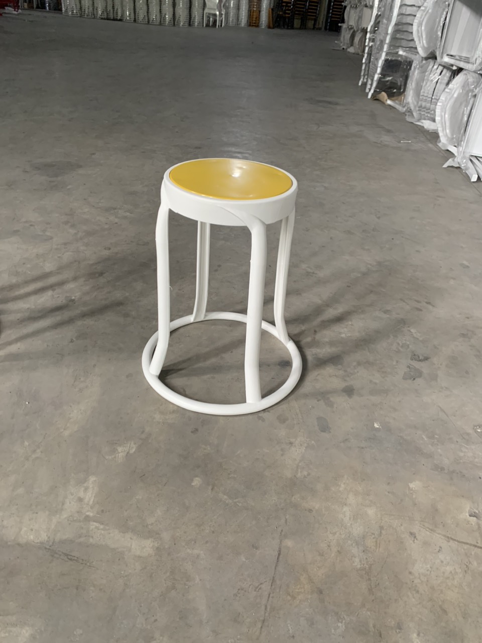 Đôn nhựa mặt vàng