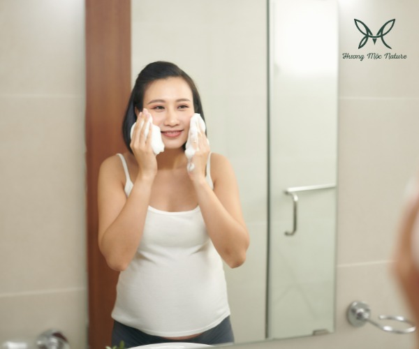 Gia công sữa rửa mặt cho bà bầu