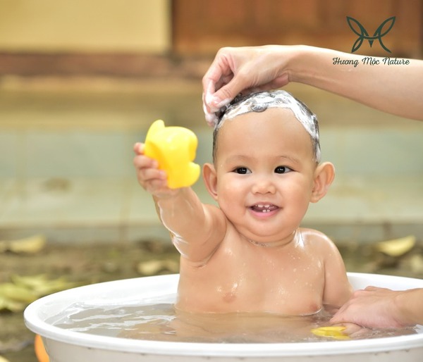 Gia công sữa tắm cho bé