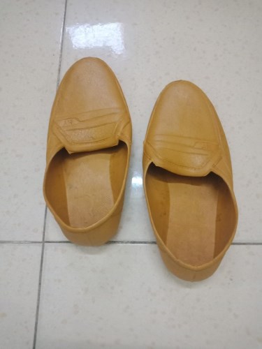 Giày nhựa vàng