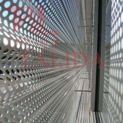 Mặt dựng nhôm đục lỗ phi tiêu chuẩn