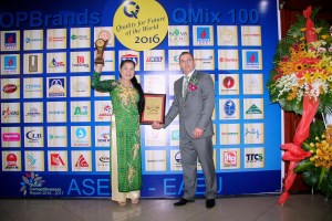Hình ảnh nhận giải thưởng