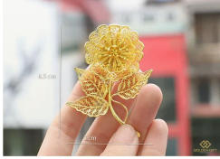Hoa cài áo mạ vàng