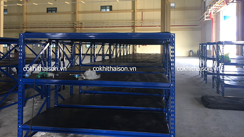 Hoàn thiện 250 bộ kệ để hàng loại trung tải