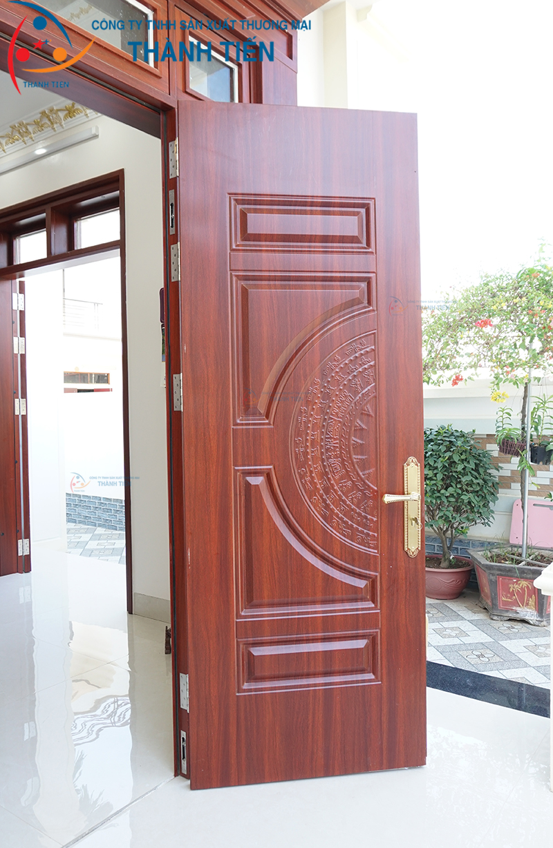 Hoàn thiện công trình cửa thép vân gỗ dân dụng Thành Tiến tại Ba Vì