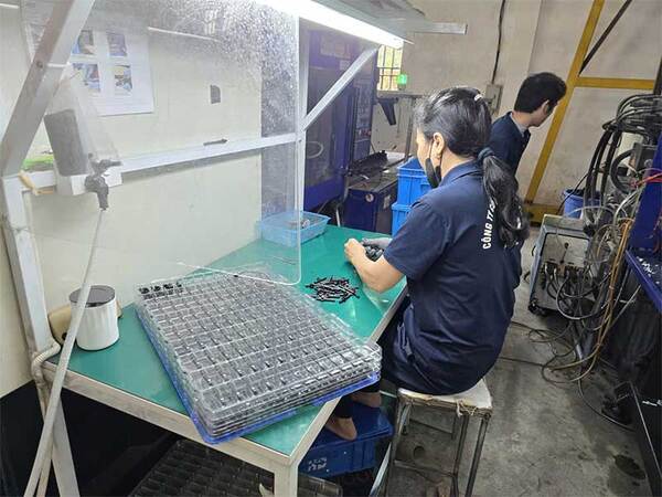 Hoạt động gia công sản xuất