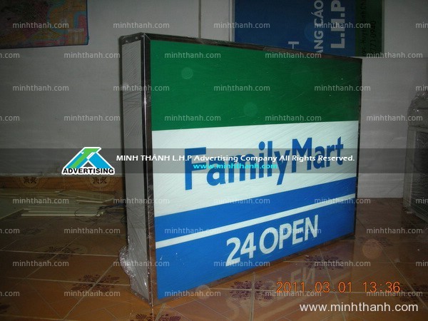 Hộp đèn Family Mart