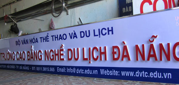 Hộp đèn mica chữ nổi