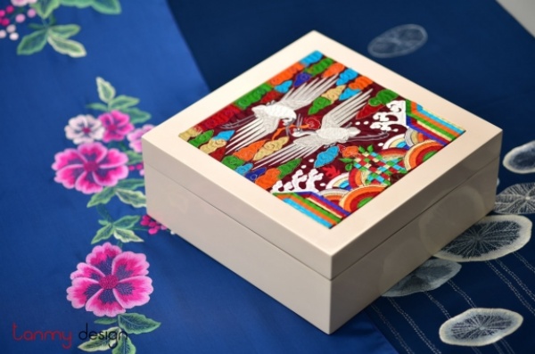 Hộp sơn mài nắp thêu