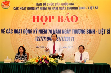 Tổ chức họp báo