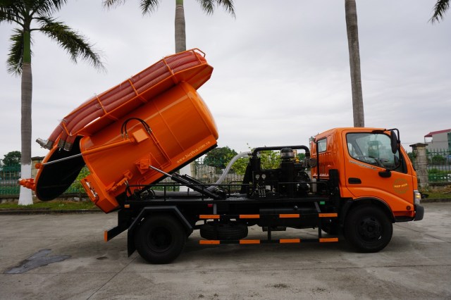 Xe hút bùn cống