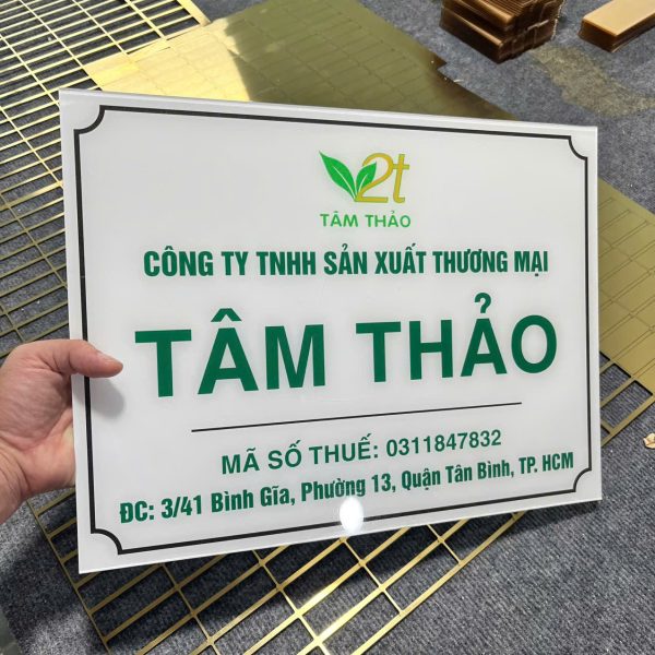 In bảng hiệu mica