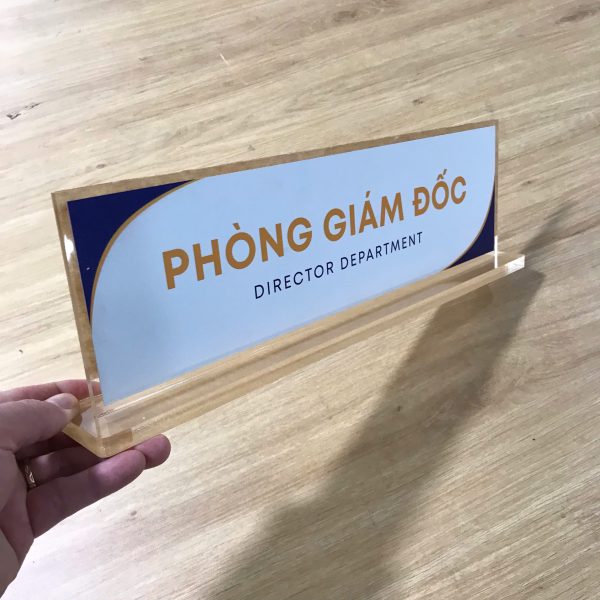 In bảng tên phòng bằng mica trong