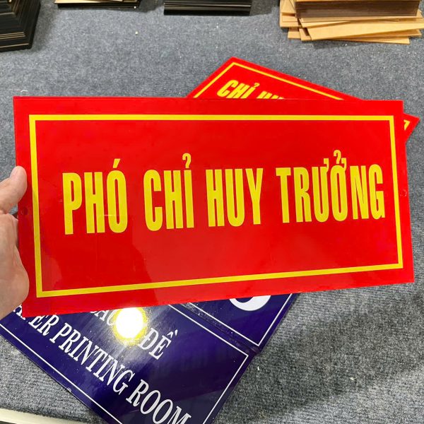 In bảng tên phòng bằng mica
