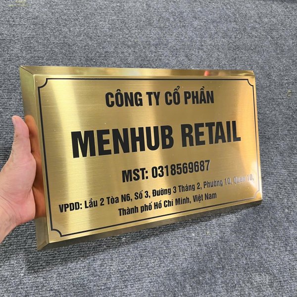In biển hiệu công ty bằng kim loại