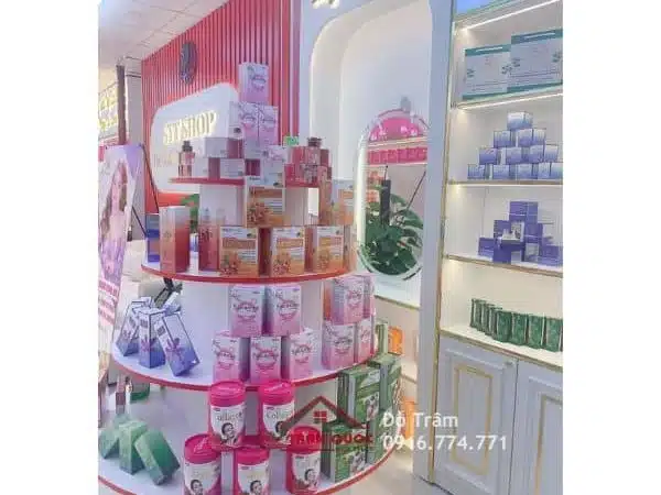 Kệ giữa shop mỹ phẩm