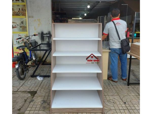 Kệ hình tháp trưng bày mỹ phẩm