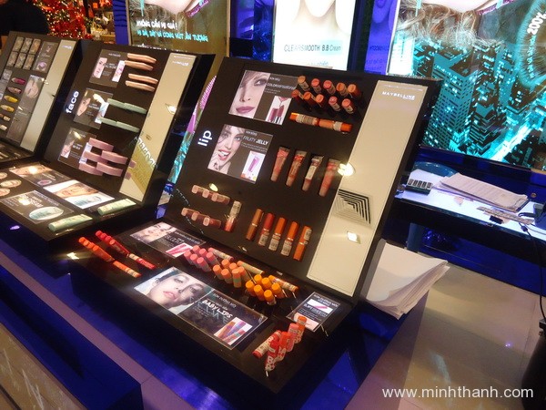 Kệ trưng bày mỹ phẩm Maybeline