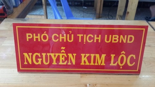 Khắc biển mica để bàn