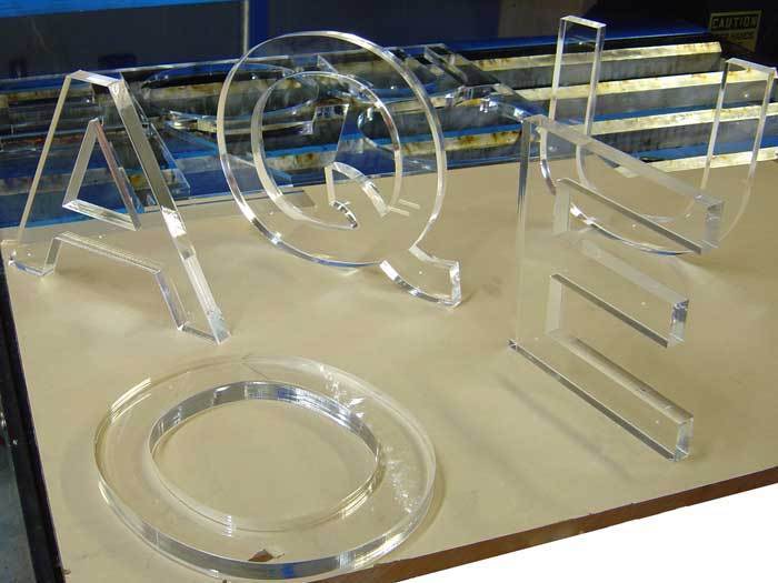 Khắc cắt CNC Alu chữ mica