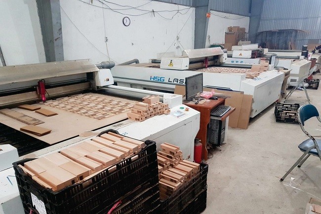 Khắc laser trên gỗ