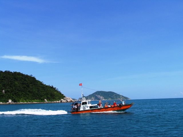 Khám phá đảo san hô bằng tàu cao tốc