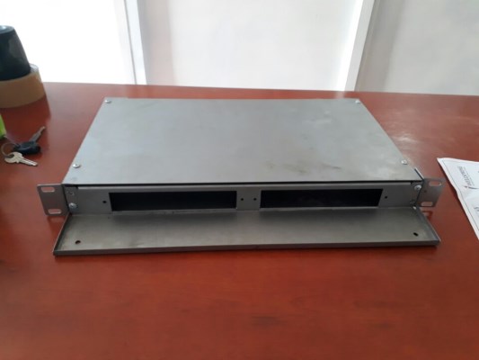 Khay bắt thiết bị tủ viễn thông