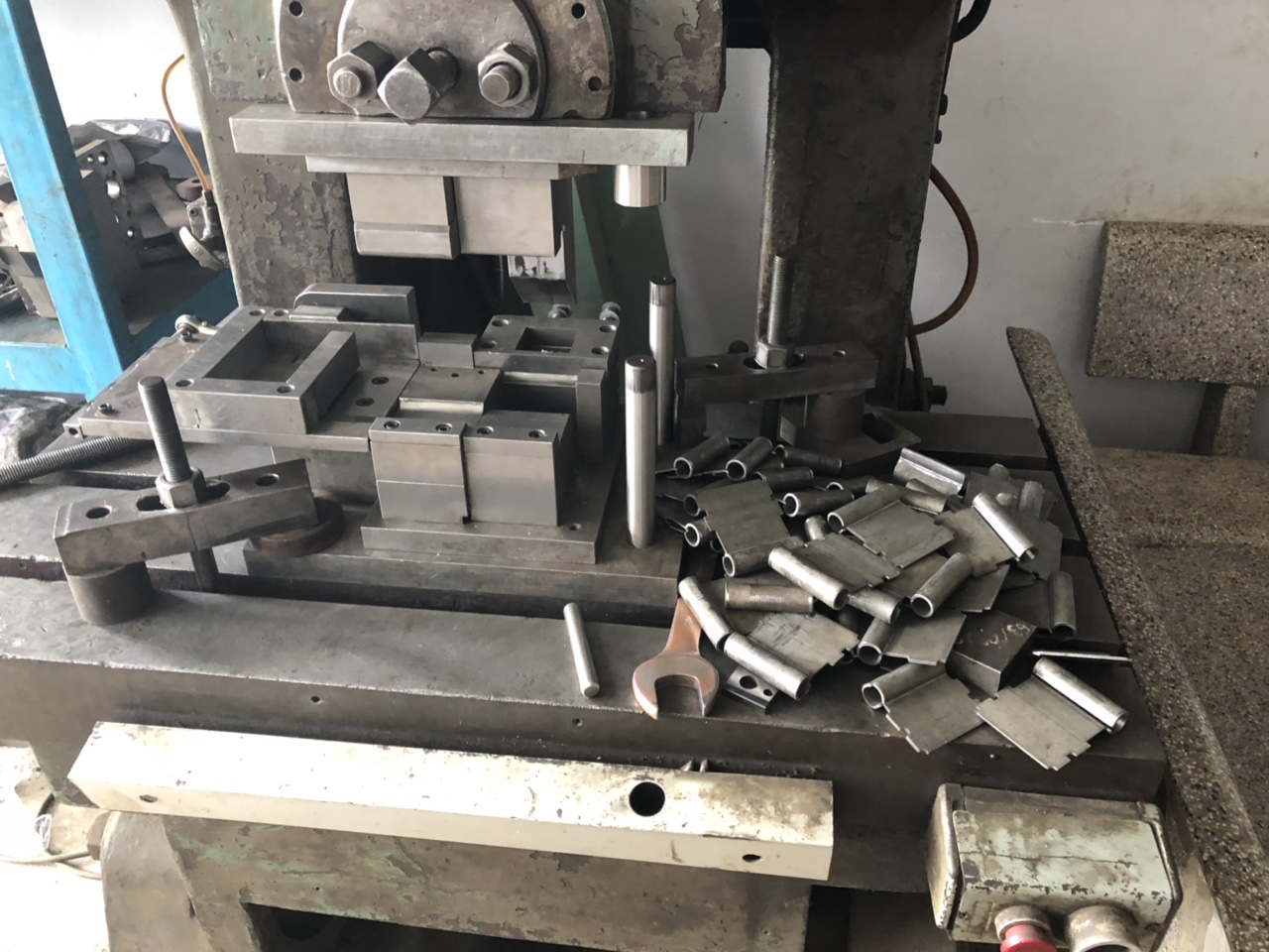 Khuôn dập bản lề lớn