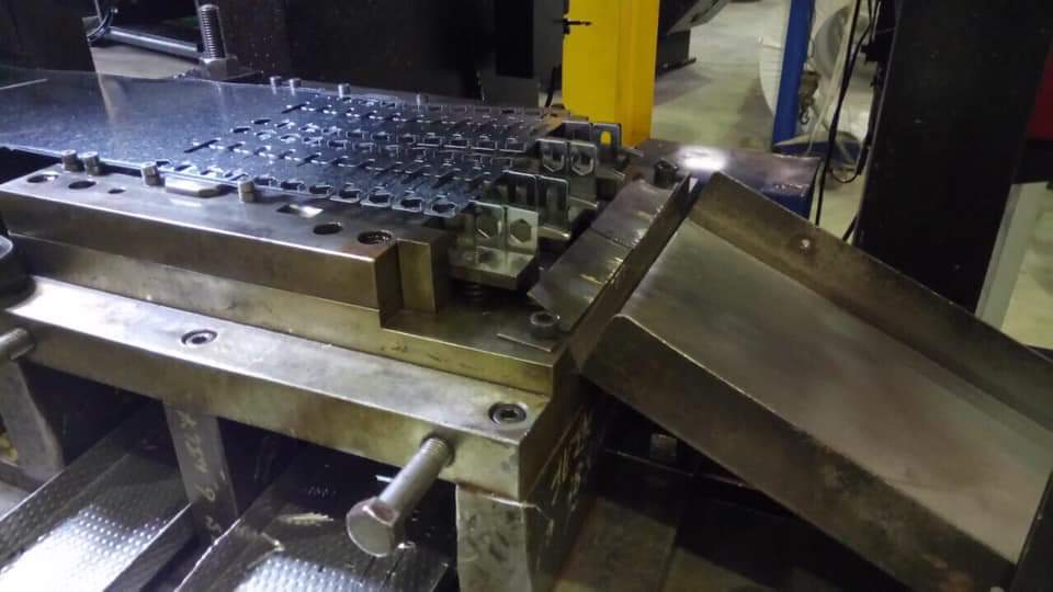 Khuôn dập liên hoàn đai treo ống