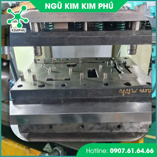 Khuôn kẹp bình ắc quy