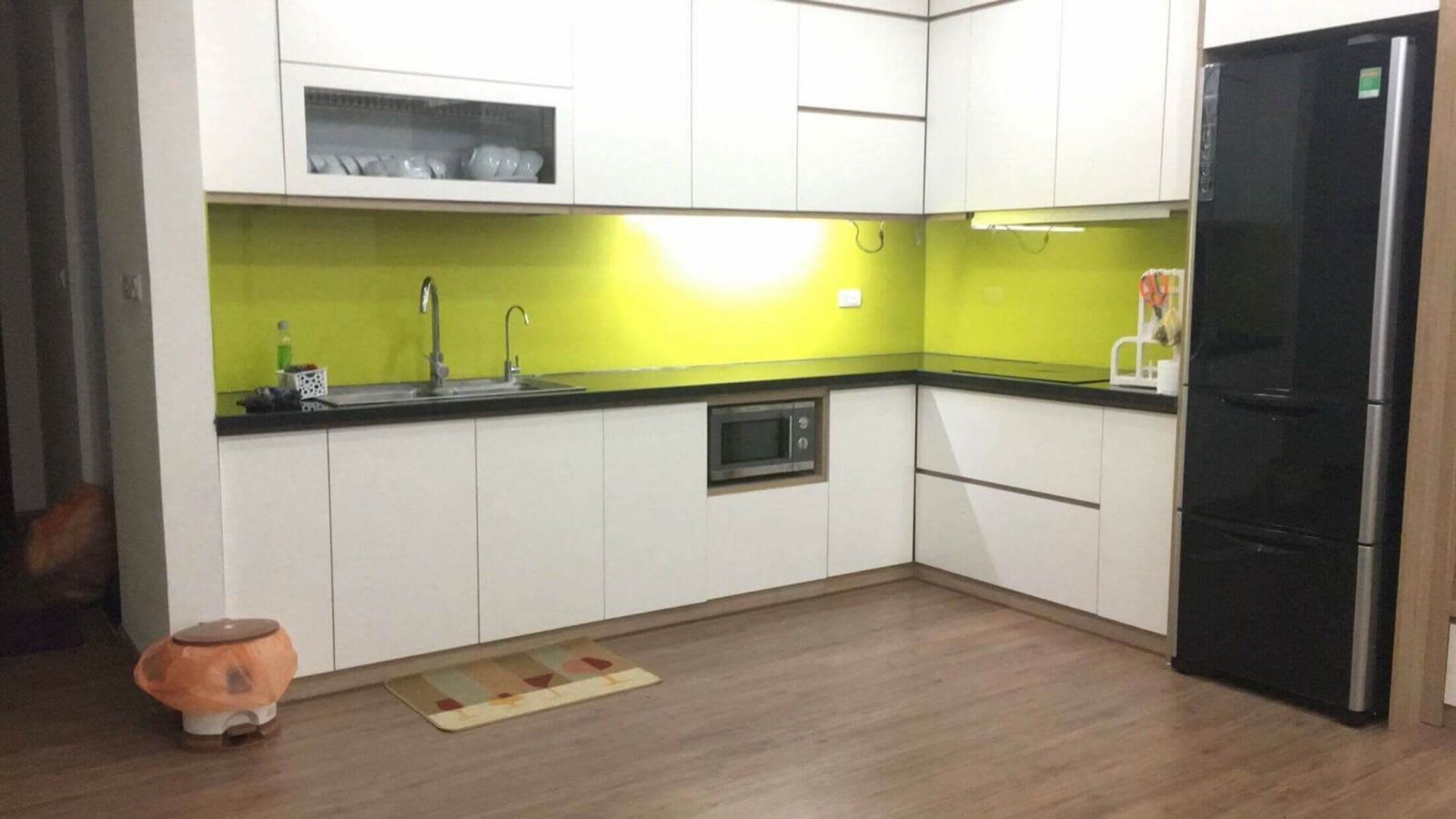 Kính màu ốp bếp
