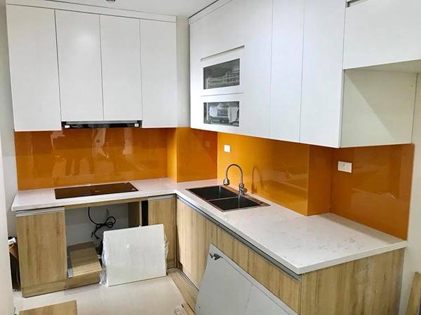 Kính ốp bếp màu cam nhạt
