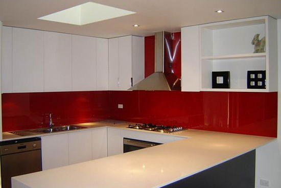 Kính ốp bếp màu đỏ tươi