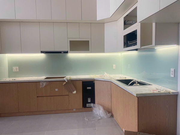 Kính ốp bếp màu trắng sữa