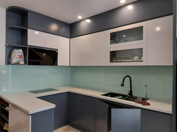 Kính ốp bếp màu trắng xanh