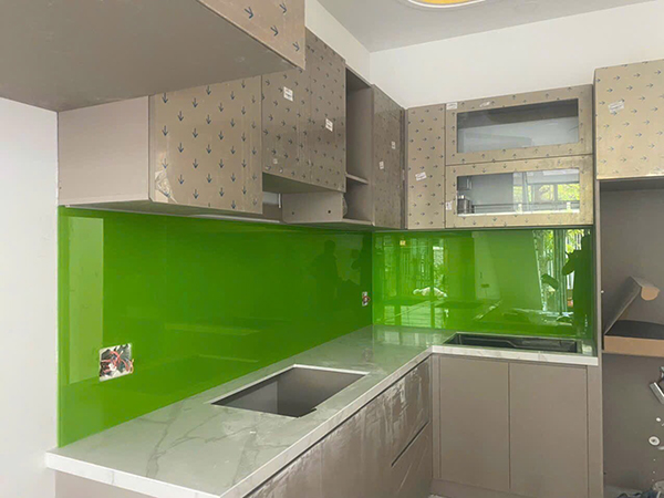 Kính ốp bếp màu xanh cốm