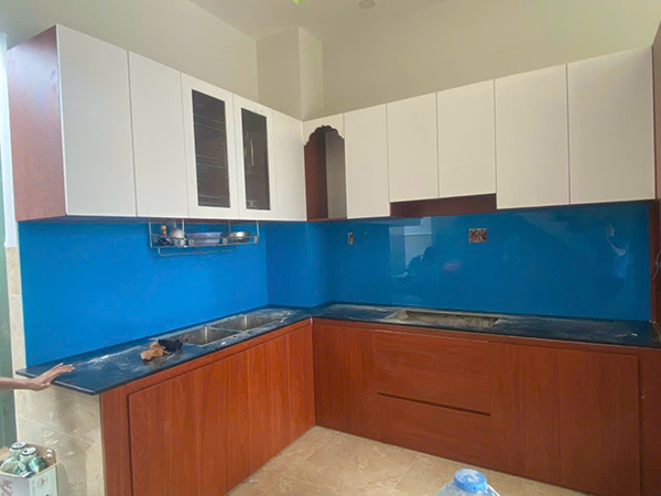 Kính ốp bếp màu xanh dương