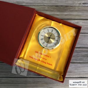 Kỷ niệm chương đồng hồ pha lê