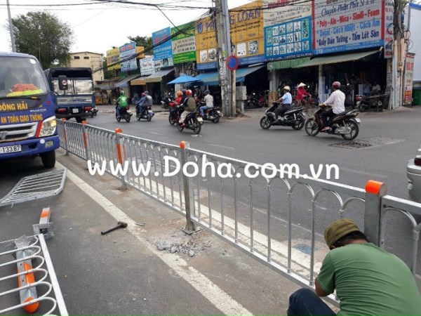 Dải phân cách thép