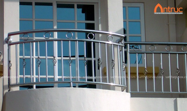 Lan can inox ban công