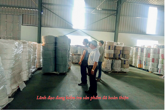 Lãnh đạo kiểm tra sản phẩm
