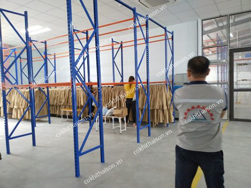 Lắp đặt giá treo quần áo cho nhà máy may THAGACO