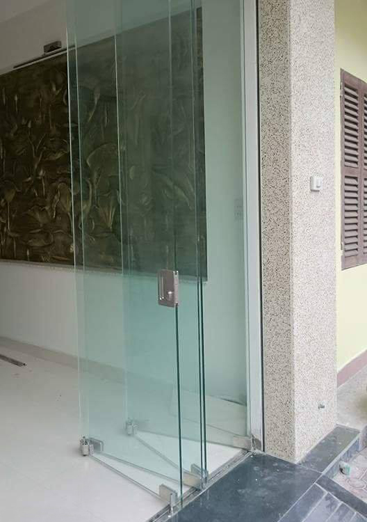Cửa kính cường lực xếp gấp