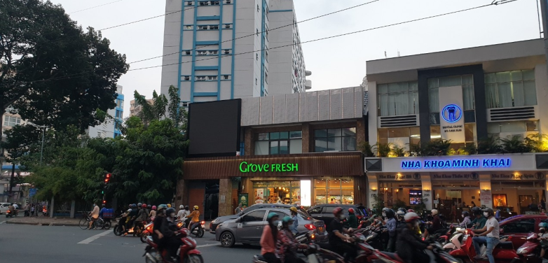 Lắp đặt màn hình quảng cáo