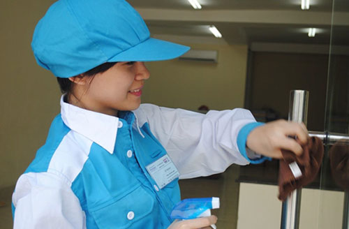 Lau chùi bụi bẩn cửa kính ra vào