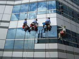 Dịch vụ lau kính tòa nhà