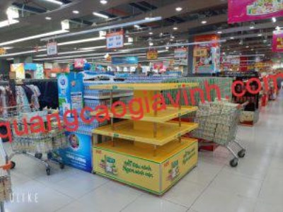 Làm kệtrưng bày sữa tại siêu thị