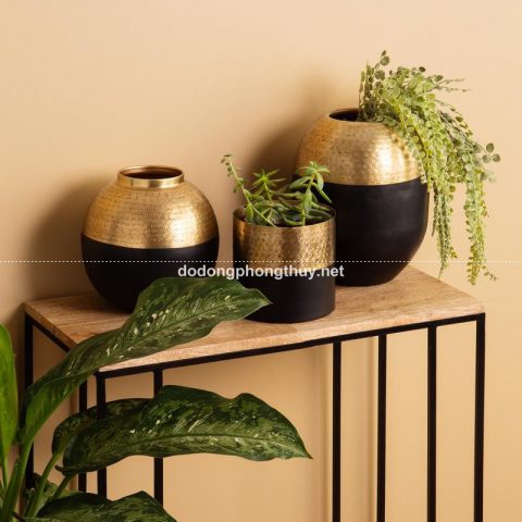 Lọ hoa đồng thau chạm khắc họa tiết độc đáo