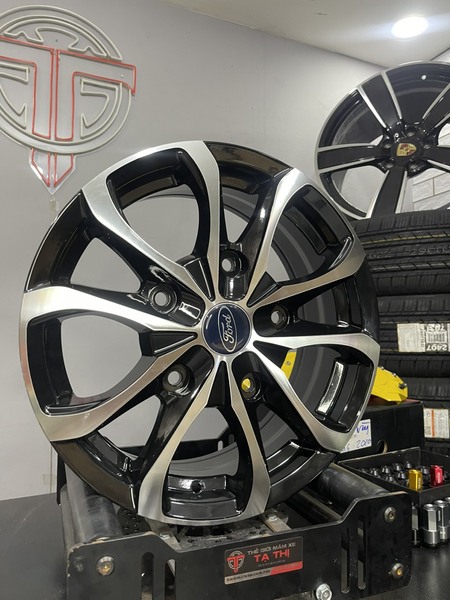 Mâm xe Ford Transit 16 cho 16 inch đen phay nan hoa